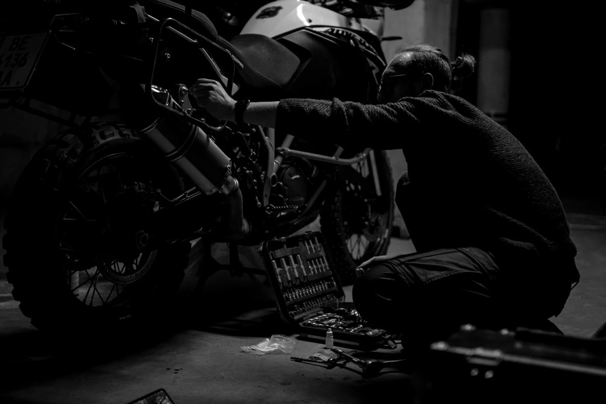 Praca przy plastikach motocykla w warsztacie